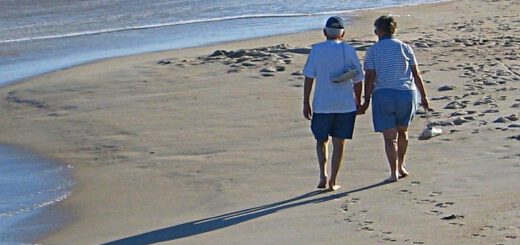 spaziergang am strand algarve klima