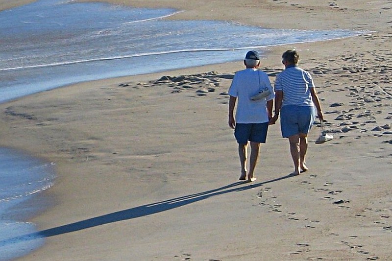 spaziergang am strand algarve klima